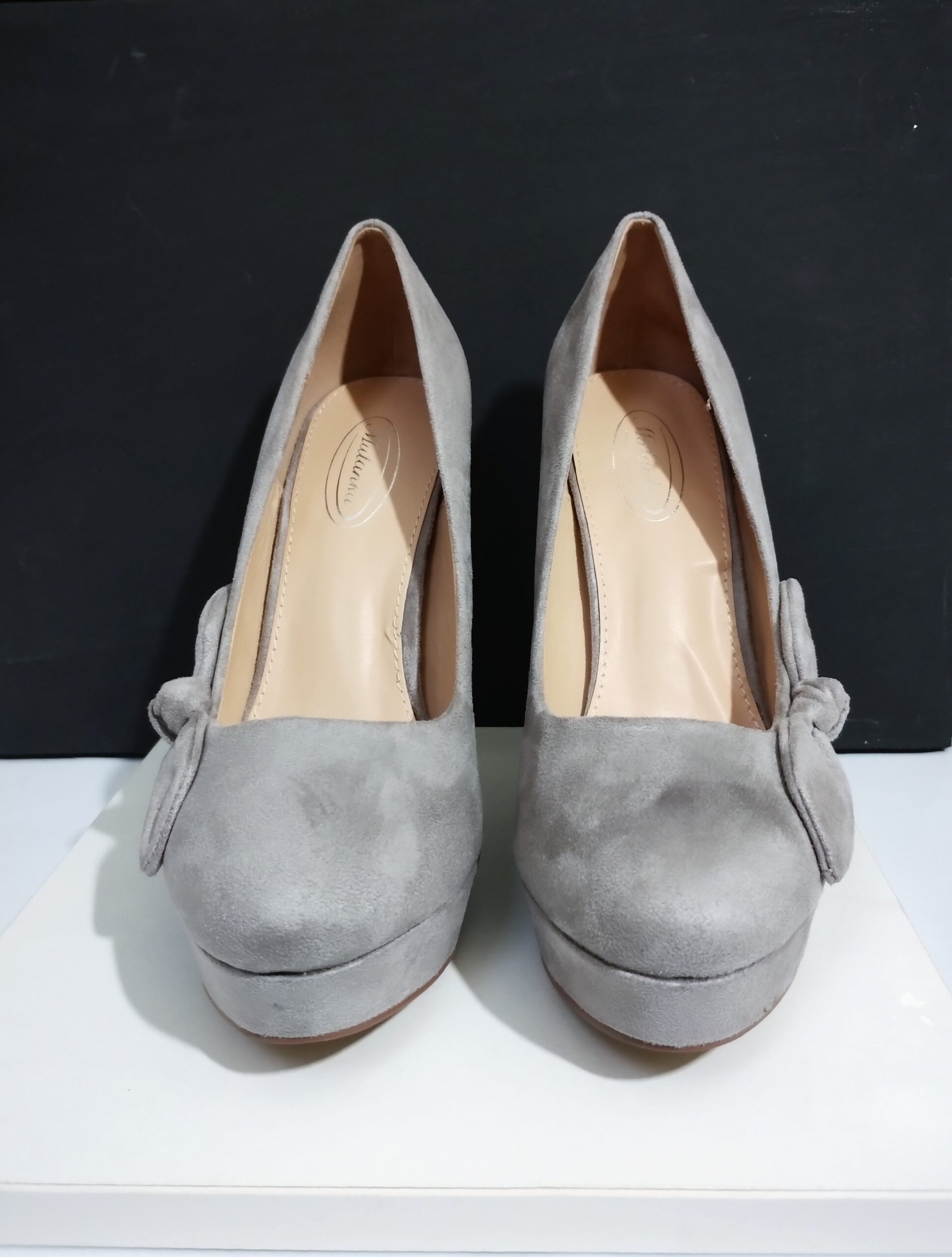 Escarpins chics gris taupe en daim avec noeud – Image 7