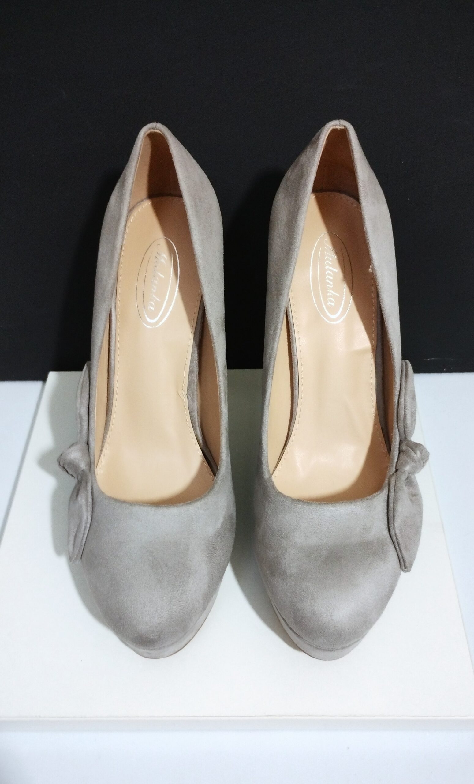 Escarpins chics gris taupe en daim avec noeud – Image 6