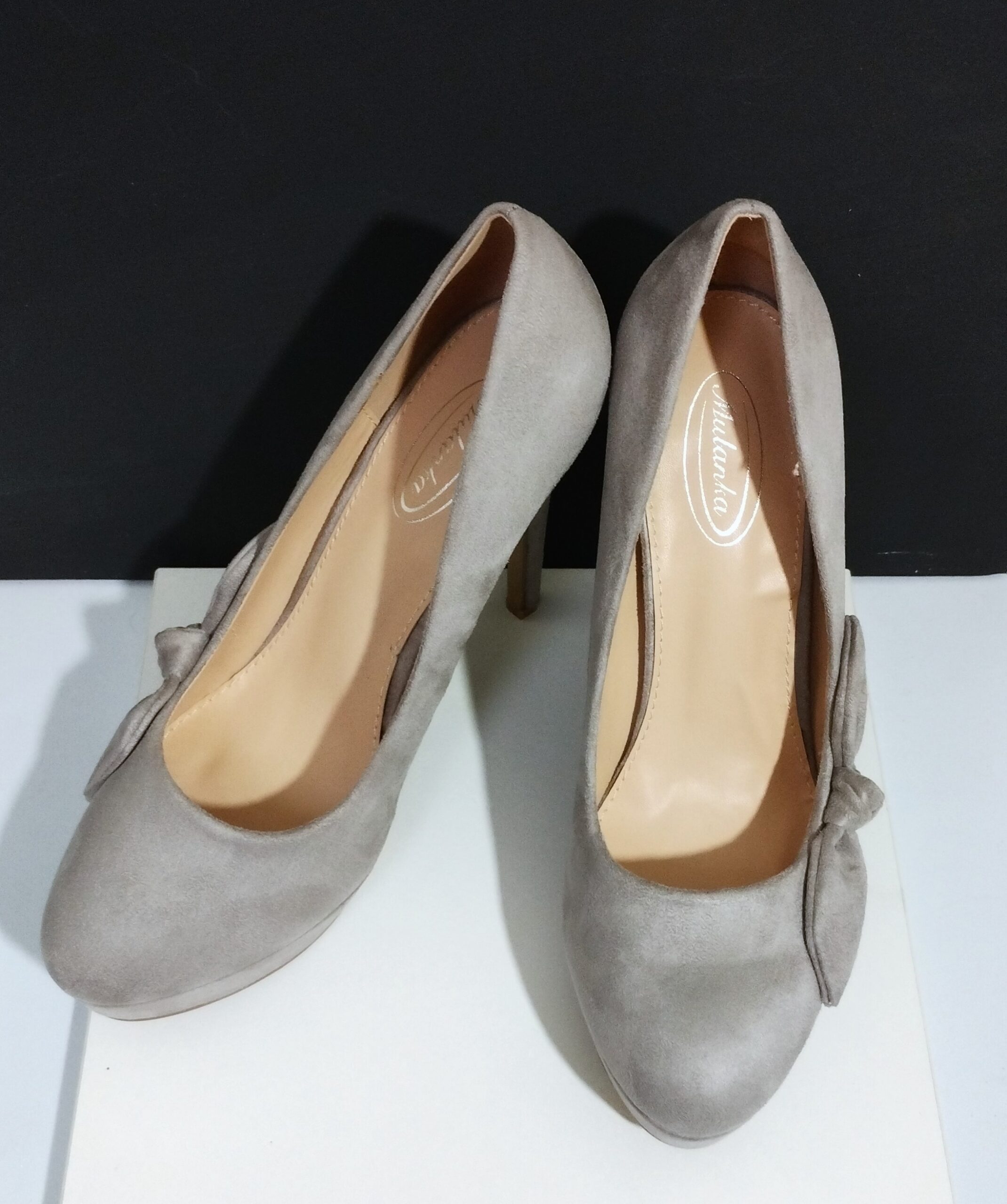 Escarpins chics gris taupe en daim avec noeud – Image 5