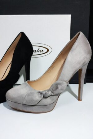 Escarpins chics gris taupe en daim avec noeud