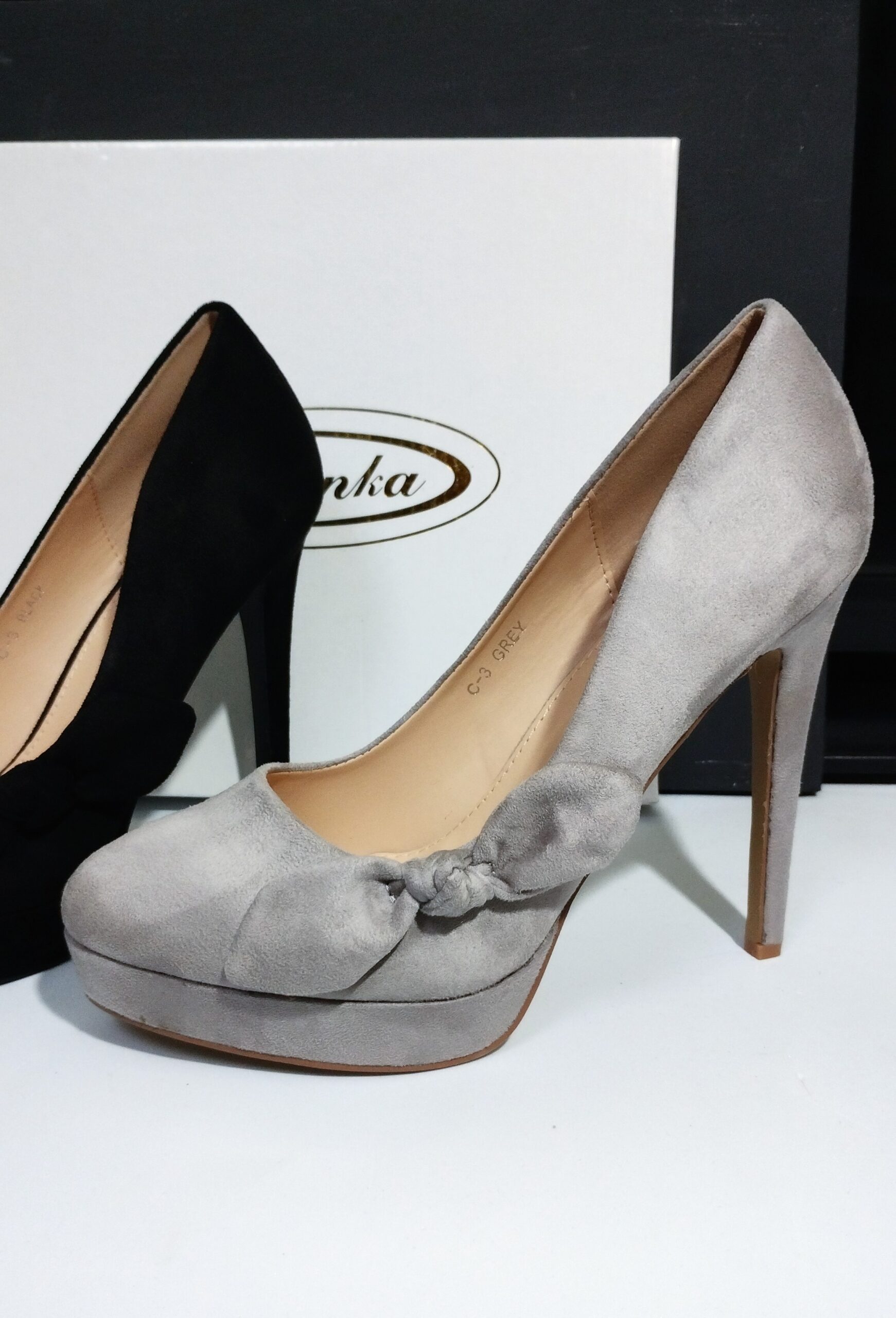 Escarpins chics gris taupe en daim avec noeud