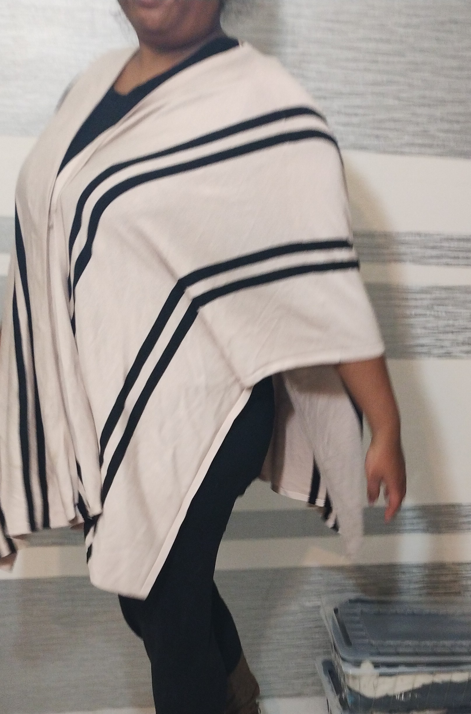 Poncho Chic H&M beige avec rayures noires T50 – Image 5