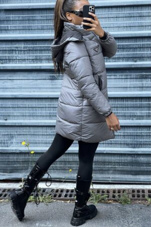 Longue doudoune grise avec sac et capuche