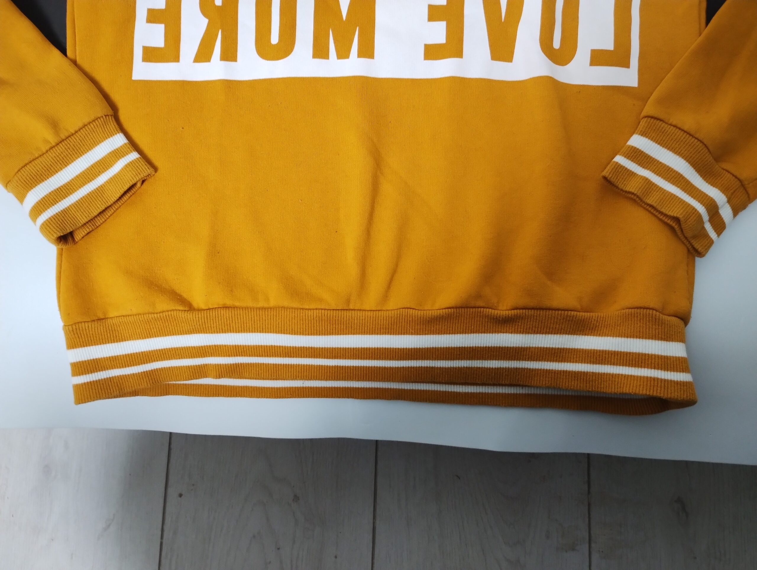 Sweat Jennyfer Jaune Avec Écritures Taille S – Image 4