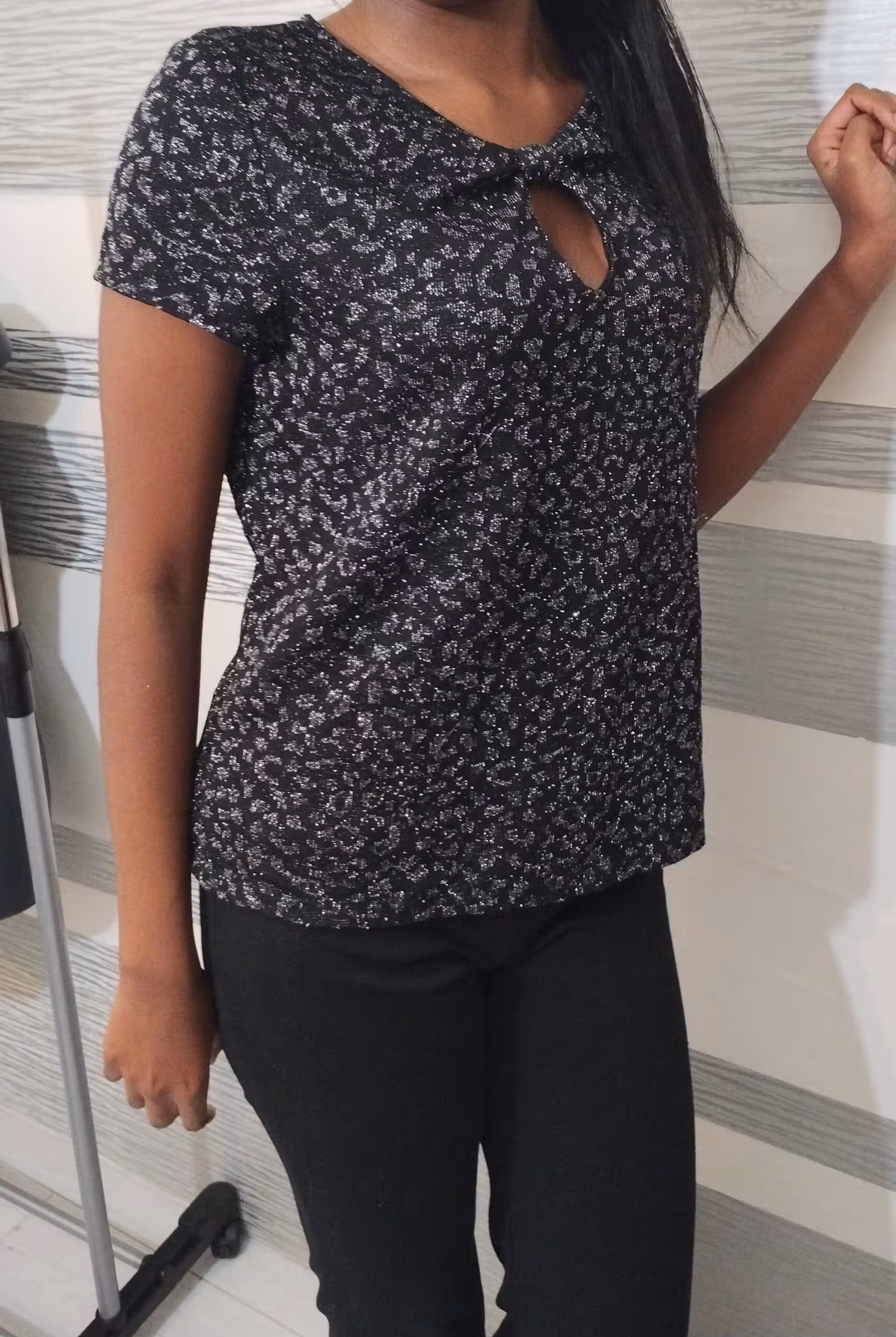 Top à paillettes avec noeud papillon