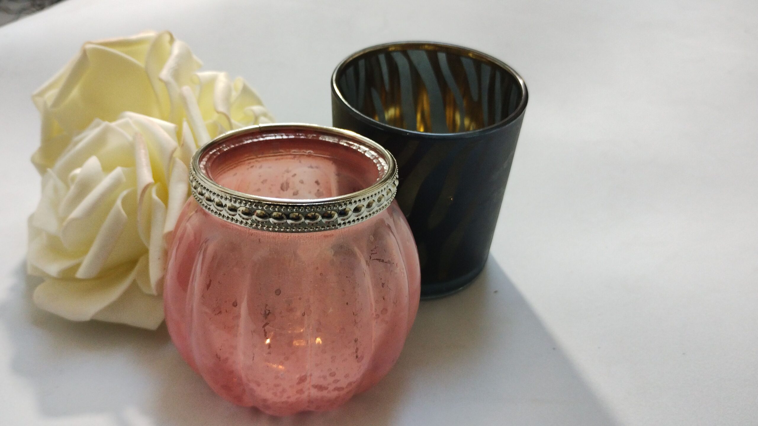 Set déco : lot de verres a bougie en verre comprenant bougies chauffe-plat et roses