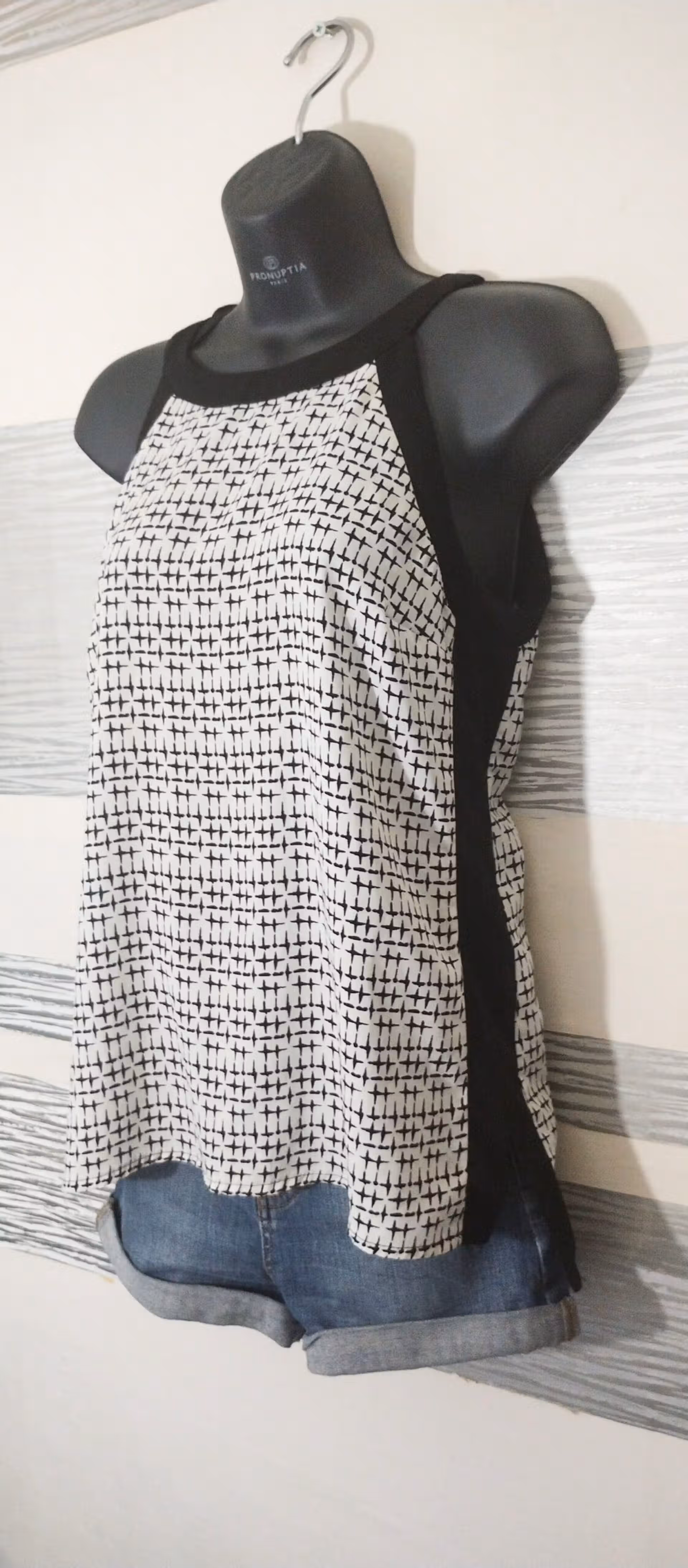 Top chic ras du cou imprimé